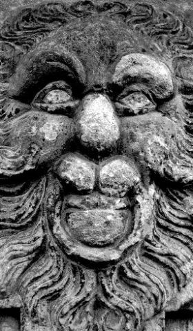 Lví hlava z portálu