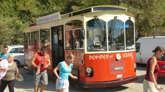 Turistický autobus Pompeje-Vesuv
