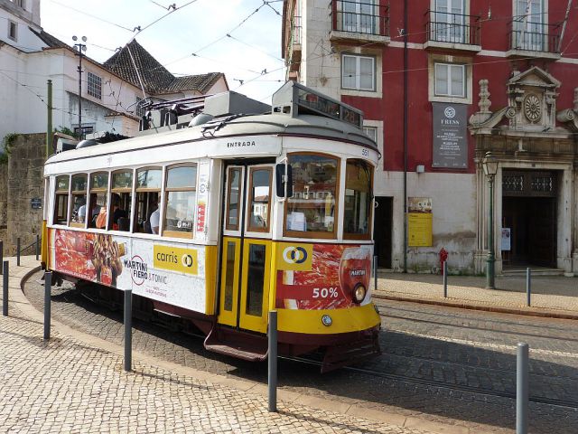 Tram 28 na Largo das Portas do Sol