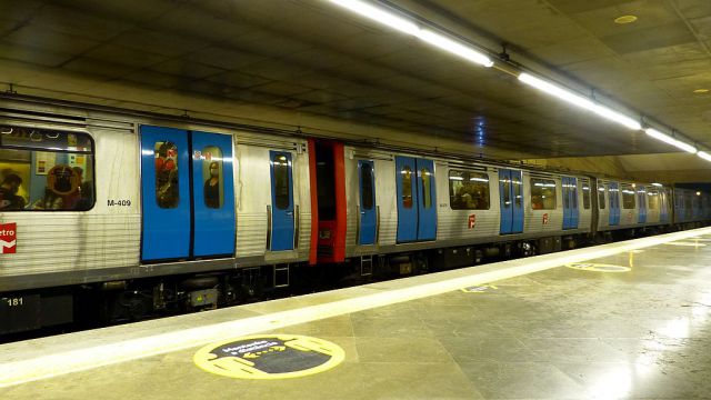 Metro - vlak na nástupišti