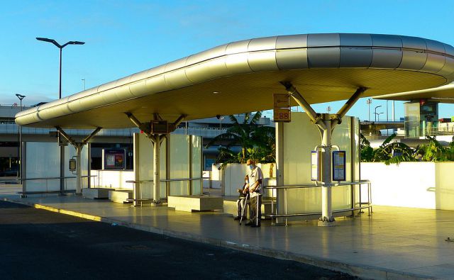 Autobusová zastávka u letiště v Lisabonu