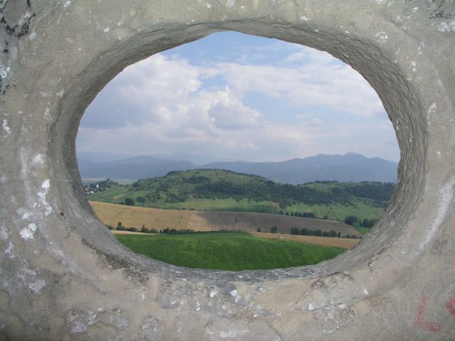 04 08 04 15.45.44 Hrad Likava   pohled malým oknem horního hradu Asi Na M.Fatru