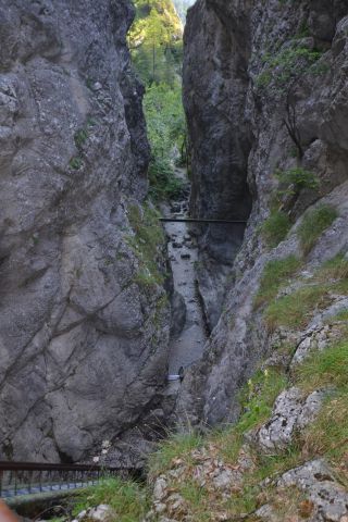 13 07 29 16.58.23 Prosiecká dolina - pohled na žebřík dolů - tudy kdysi vedl most skrz dolinu