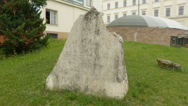 Budapešť - kámen u muzea