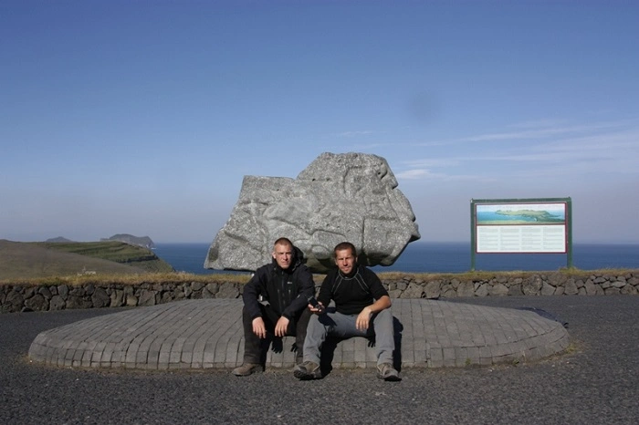 Bohemian Reviewer na geocachingové výpravě u skalního monumentu s výhledem na moře