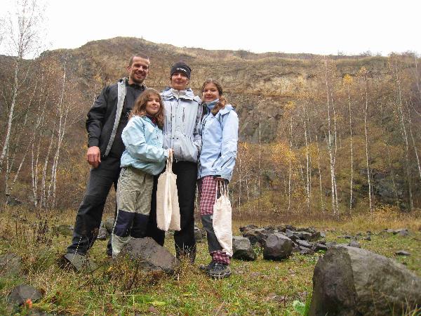 Geocachingová rodina ATIP společně na výpravě za keškami v přírodě u skalního lomu.