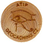 Osobní dřevěná CWG mince geokačera ATIP s vyrytým symbolem oka a nápisem Geocaching.cz.