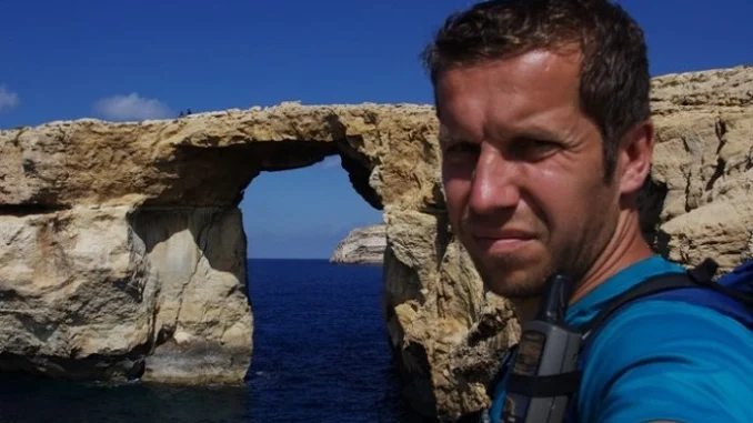 Bohemian Reviewer při geocachingu u skalního oblouku nad mořem