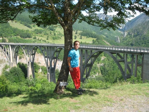 Bohemian Reviewer odpočívá u mostu v horách po ukončení reviewerské práce v geocachingu