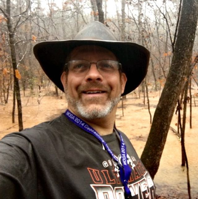 Geocacher v lese během výpravy, při níž náhodou objevil ztracenou holčičku – hrdinský čin během geocachingu.