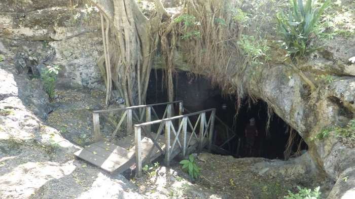 Vstup do jeskynní cenote Tza Itza v Tecohu na Yucatánu, dřevěný mostek vedoucí do podzemí.