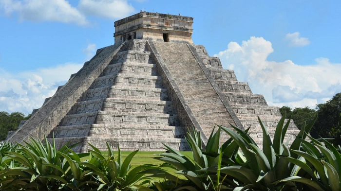 Pyramida El Castillo v Chichén Itzá, slavný div světa a symbol mayské civilizace na Yucatánu.