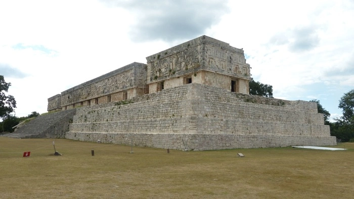 Palác guvernéra v Uxmalu, monumentální stavba v Puuc stylu na kamenné terase, památka UNESCO.