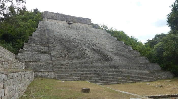 Kukulkánova pyramida v Mayapanu, zachovalá mayská stavba obklopená zelení na Yucatánu.