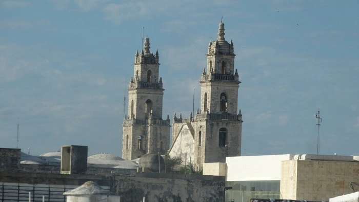 Katedrála svatého Ildefonsa v Méridě na Yucatánu, historická dominanta města pod modrou oblohou.