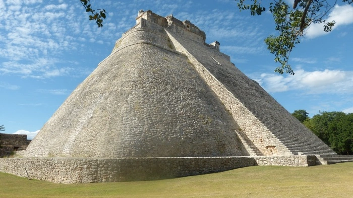 Pyramida kouzelníka v Uxmalu, monumentální mayská stavba se strmými schody pod modrou oblohou.