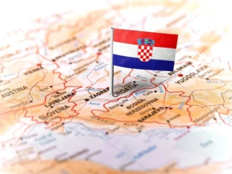 Mapa Chorvatska se zapíchnutou vlajkou symbolizující změnu geostatistik – z 21 žup vzniklo 556 nových okresů.