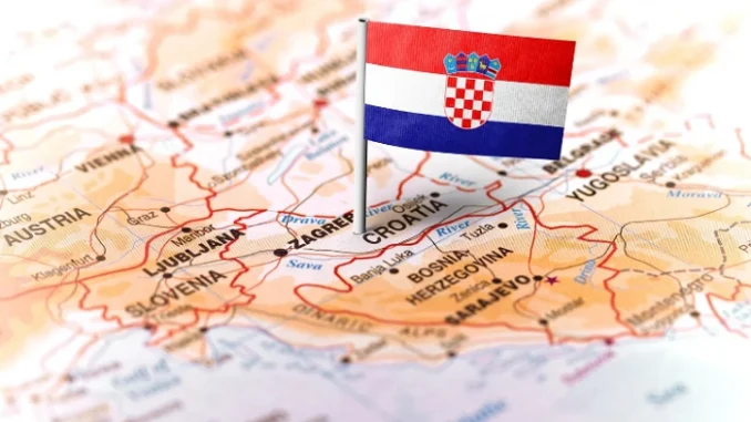 Mapa Chorvatska se zapíchnutou vlajkou symbolizující změnu geostatistik – z 21 žup vzniklo 556 nových okresů.