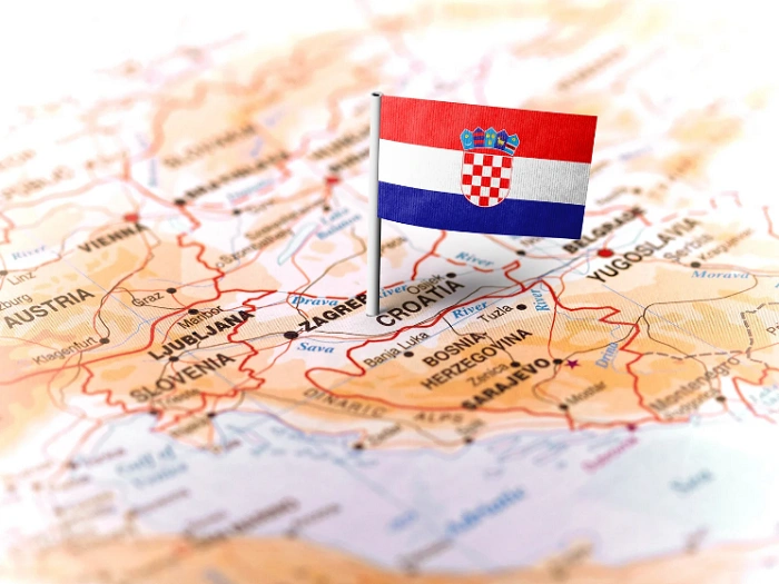 Mapa Chorvatska se zapíchnutou vlajkou symbolizující změnu geostatistik – z 21 žup vzniklo 556 nových okresů.