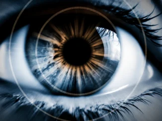 Detail lidského oka s digitálním efektem – metafora pro geoslepotu a ztrátu pozornosti při hledání keší v geocachingu.