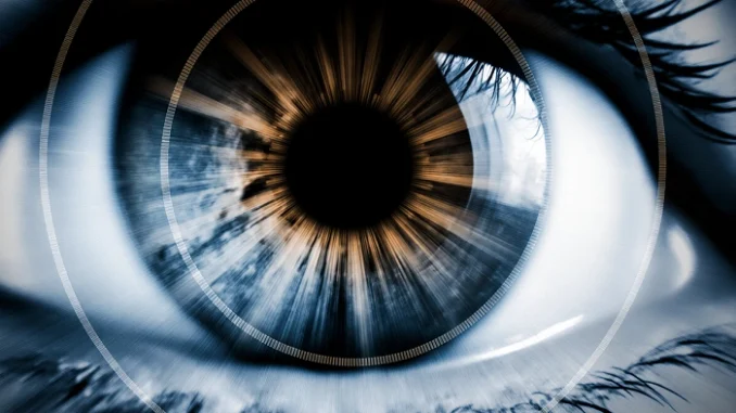 Detail lidského oka s digitálním efektem – metafora pro geoslepotu a ztrátu pozornosti při hledání keší v geocachingu.