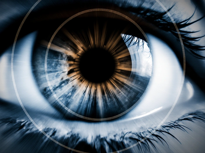 Detail lidského oka s digitálním efektem – metafora pro geoslepotu a ztrátu pozornosti při hledání keší v geocachingu.