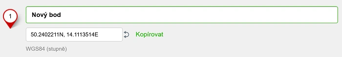 Detail mapy s GPS souřadnicemi ve formátu desetinných stupňů (HDD) a označením světových stran, používaný při geocachingu.