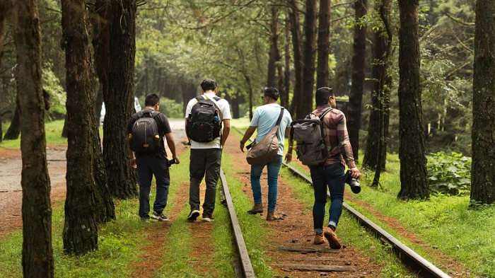 Geokačeři sdílející společné chvíle s GEOkalendářem, symbolem geocachingové komunity.