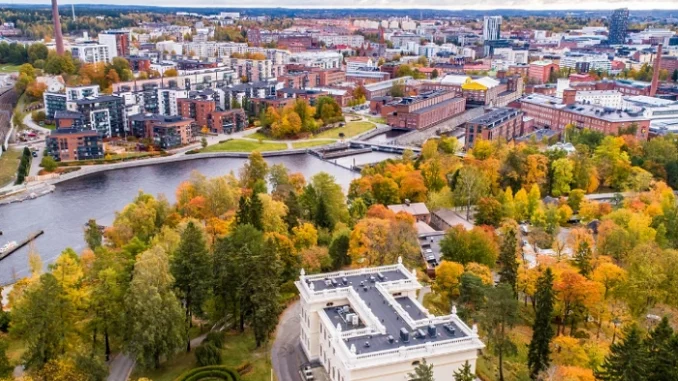Letecký pohled na Tampere – město obklopené jezery a podzimní přírodou, dějiště finského Mega eventu geocacherů.