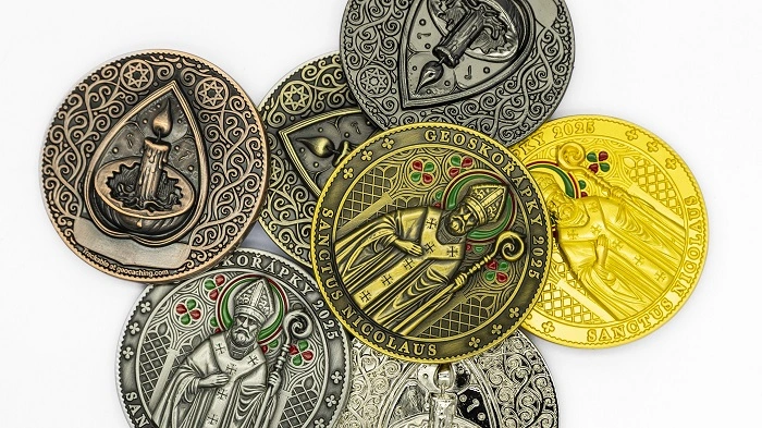 Limitované geocoiny k megaeventu Adventní geoskořápky 2025 v Praze se svatým Mikulášem a vánočními motivy.