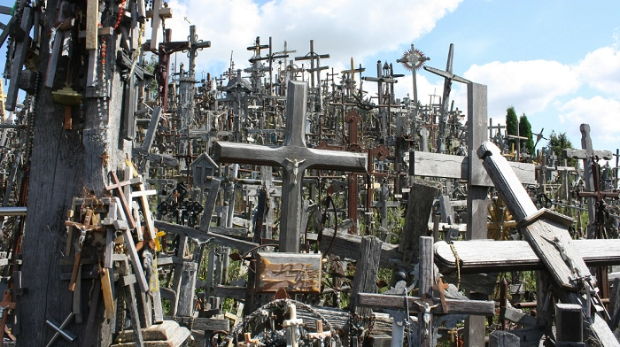Hora křížů v Litvě – poutní místo s tisíci dřevěnými kříži, zastávka na geocachingové výpravě na sever.
