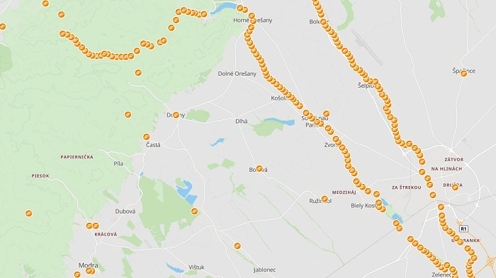 Mapa s vyznačenou trasou geocachingové multi-cache procházející městy a lesy – jednotlivé zastávky označené ikonami keší.