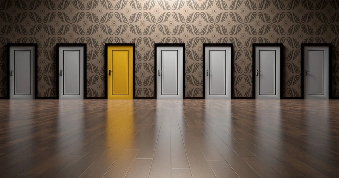 Řada dveří s jedněmi žlutými uprostřed symbolizuje šanci být vybrán pro vlastní virtuální keš ve Virtual Rewards 5.0.