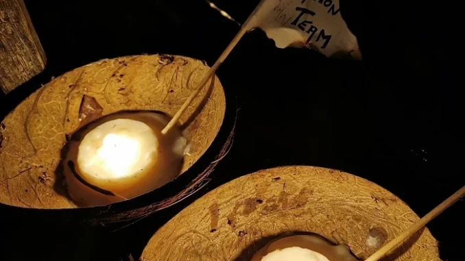 Plovoucí lodičky z kokosových skořápek se svíčkami na hladině Čertovky během megaeventu Adventní geoskořápky 2025 v Praze.