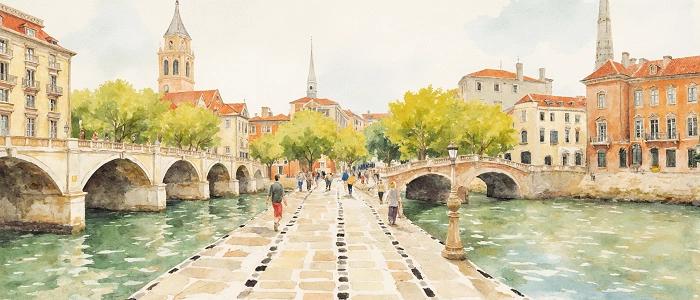 Akvarelová ilustrace městského mostu s lidmi kráčejícími po trase kolem historických budov – symbol cesty a příběhu multi-cache.