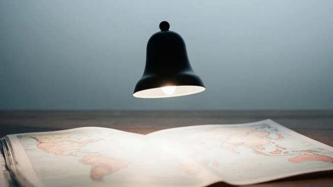 Svítící zvoneček nad otevřenou mapou symbolizuje upozornění na nové geocachingové eventy – vizuální metafora plánování a objevování.