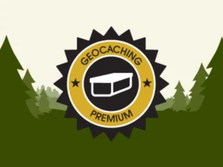 Logo prémiového členství v geocachingu s ikonou keše na pozadí lesa.