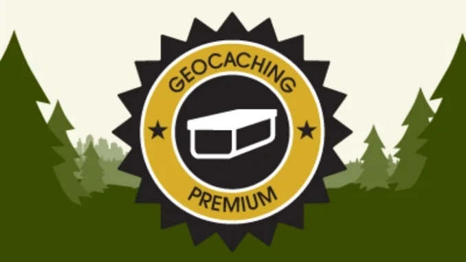 Logo prémiového členství v geocachingu s ikonou keše na pozadí lesa.