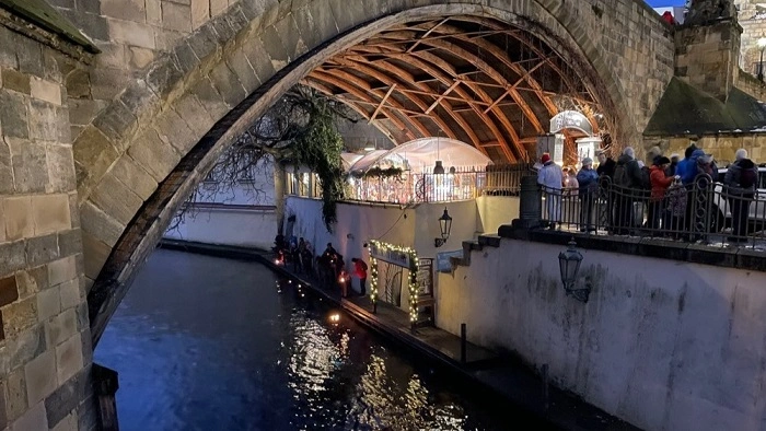 Účastníci megaeventu Adventní geoskořápky vypouštějí svíčky na Čertovce pod Karlovým mostem v Praze při tradičním vánočním setkání geokačerů.