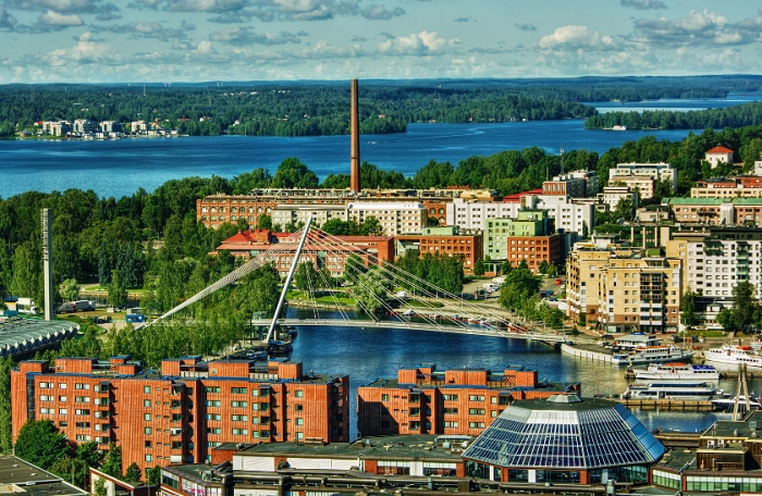 Pohled na finské město Tampere obklopené jezery – dějiště geocachingového Mega eventu plného dobrodružství a soutěží.