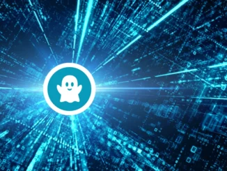 Logo virtuální keše na modrém pozadí s digitálními efekty symbolizujícími návrat Virtual Rewards 5.0 do geocachingu.