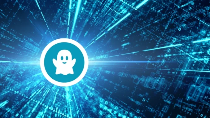 Logo virtuální keše na modrém pozadí s digitálními efekty symbolizujícími návrat Virtual Rewards 5.0 do geocachingu.