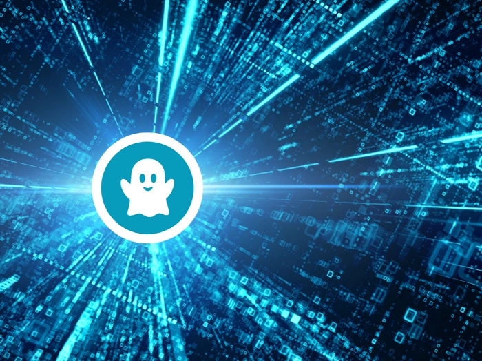 Logo virtuální keše na modrém pozadí s digitálními efekty symbolizujícími návrat Virtual Rewards 5.0 do geocachingu.