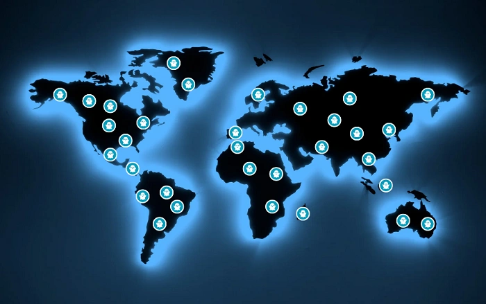 Mapa světa s ikonami virtuálních keší znázorňuje globální rozložení a výjimečnost legacy typu v geocachingu.