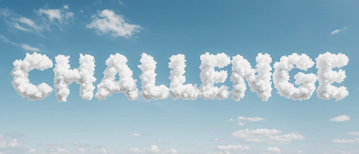 Nápis „CHALLENGE“ vytvořený z oblaků na modré obloze, ilustrační obrázek k pravidlům pro zakládání challenge keší.