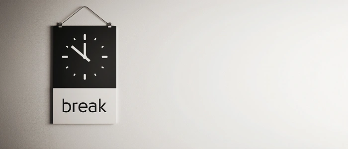 Minimalistický obrázek nástěnných hodin se slovem „break“, symbolizující, že reviewer má omezený čas a není k dispozici nonstop.