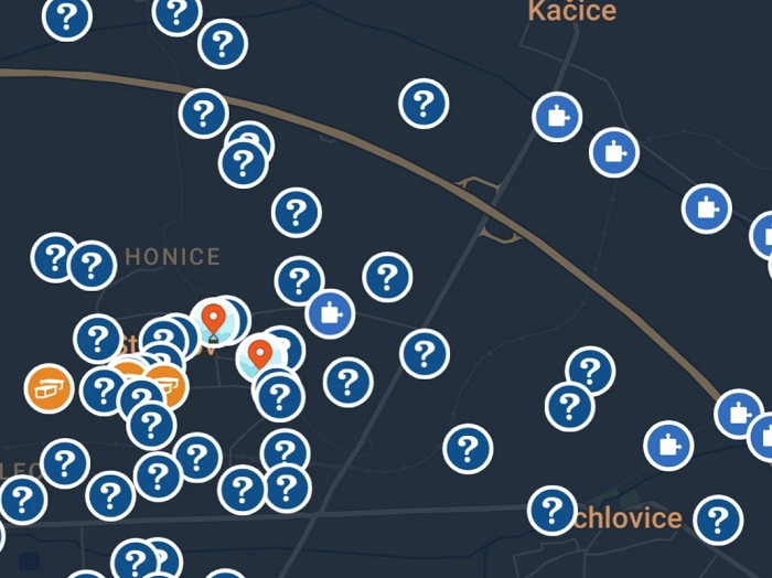 Mapa keší zobrazená v Dark modu v aplikaci Geocaching®, s ikonami mystery keší a multin na tmavém pozadí.