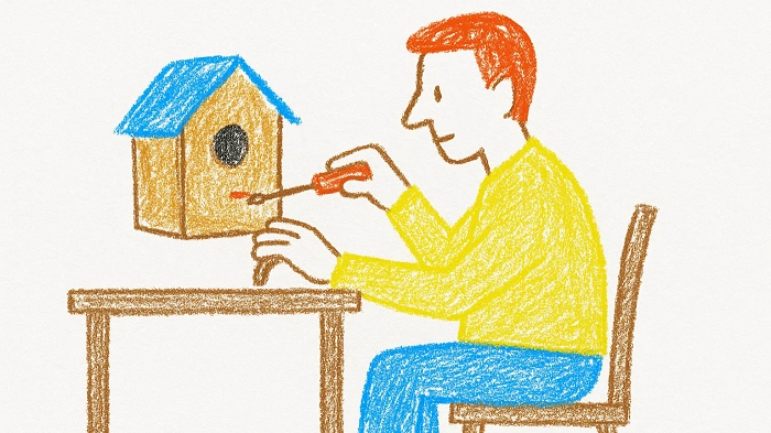 Kreslený obrázek ownera, který doma opravuje keš podobnou ptačí budce – symbol dočasné deaktivace a péče o geocache.