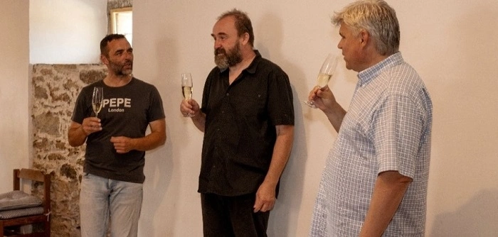 Organizátoři geocachingového eventu v Borotíně si připíjejí při přátelském setkání uvnitř historické budovy.