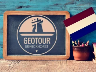 Logo GeoTour Bronckhorst GT501 na tabuli s nizozemskou vlajkou, tematický motiv geocachingu v Nizozemsku.